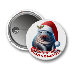 Śmieszna przypinka z mrosem w czerwonej czapce Mikołaja z napisem "Świąteczne Morsowanie". Idealna dla miłośników zimowych kąpieli.