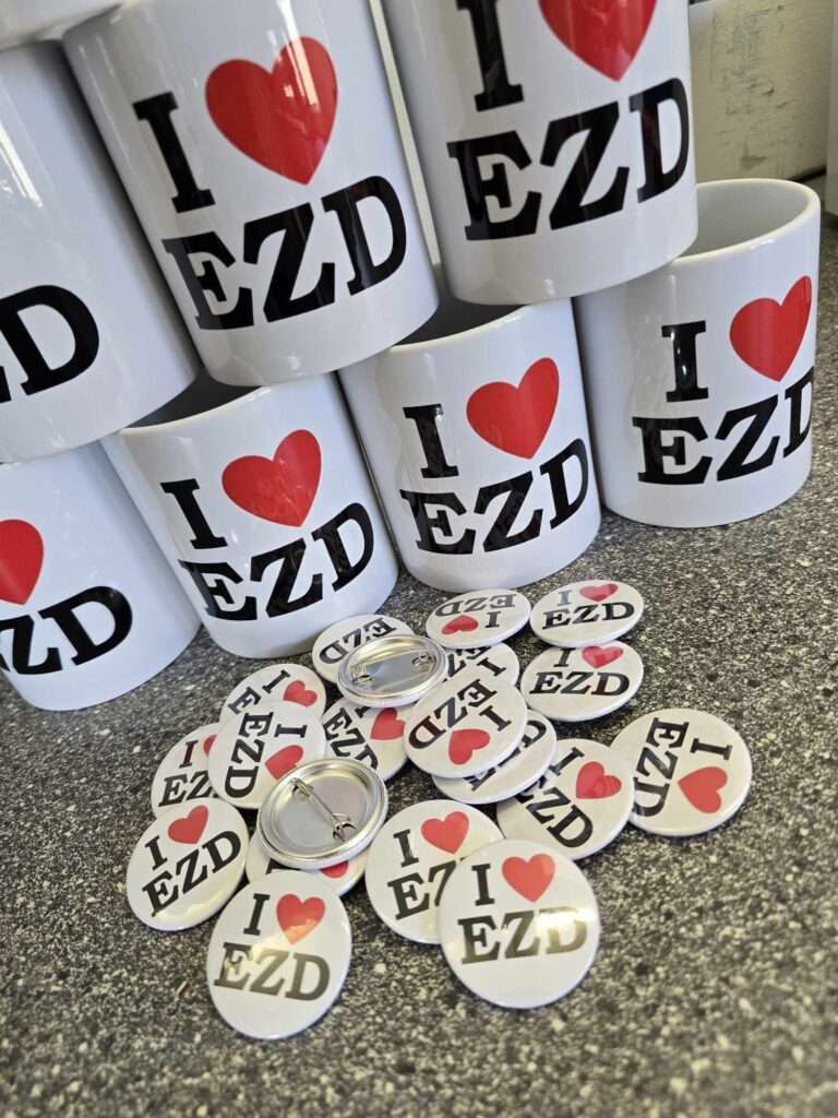 Kubki i przypinki z nadrukiem I love EZD – realizacja zamówienia dla firmy