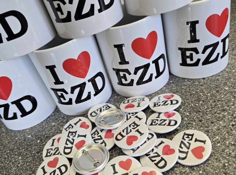 Realizacja zamówienia Kubki i Przypinki i love EZD
