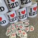 Realizacja zamówienia Kubki i Przypinki i love EZD
