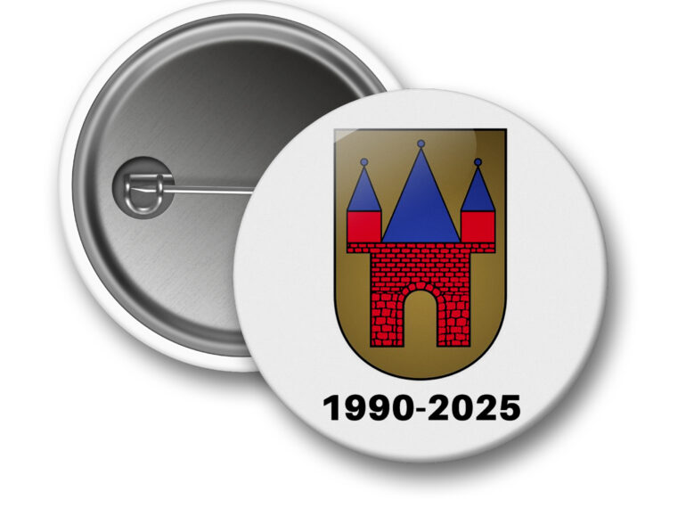 Przypinka 56mm z herbem Jarocina i datami 1990-2025 wykonana dla Spichlerza Polskiego Rocka.