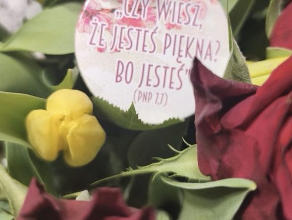 Personalizowana przypinka 56mm z napisem Czy wiesz że jesteś piękna na tle kwiatów