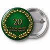 Przypinka 20 Lat po Szkole: przypinka na spotkanie klasowe z napisem 20 lat po szkole oraz polem nazwa szkoły (np. Nazwa szkoły) – przód i aluminiowy tył z agrafką