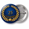 Przypinka 25 Lat po Maturze: przypinka na spotkanie klasowe z napisem 25 lat po maturze oraz polem rocznik (np. Rocznik 2002) – przód i aluminiowy tył z agrafką
