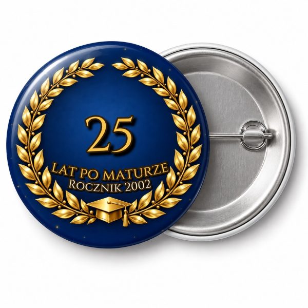 Przypinka 25 Lat po Maturze: przypinka na spotkanie klasowe z napisem 25 lat po maturze oraz polem rocznik (np. Rocznik 2002) – przód i aluminiowy tył z agrafką