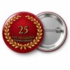 Przypinka 25 Lat po Szkole: przypinka na spotkanie klasowe z napisem 25 lat po szkole oraz polem nazwa szkoły (np. Nazwa szkoły) – przód i aluminiowy tył z agrafką