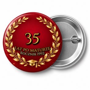 Przypinka 35 Lat po Maturze: przypinka na spotkanie klasowe z napisem 35 lat po maturze oraz polem rocznik (np. Rocznik 1992) – przód i aluminiowy tył z agrafką