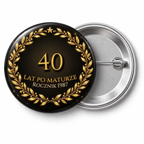Przypinka 40 Lat po Maturze: przypinka na spotkanie klasowe z napisem 40 lat po maturze oraz polem rocznik (np. Rocznik 1987) – przód i aluminiowy tył z agrafką