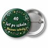 Przypinka 40 Lat po Szkole Tablica: przypinka na spotkanie klasowe z napisem 40 lat po szkole oraz polem nazwa szkoły (np. Nazwa szkoły) – przód i aluminiowy tył z agrafką