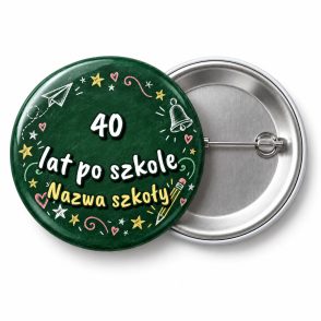Przypinka 40 Lat po Szkole Tablica: przypinka na spotkanie klasowe z napisem 40 lat po szkole oraz polem nazwa szkoły (np. Nazwa szkoły) – przód i aluminiowy tył z agrafką