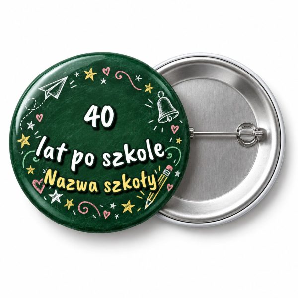 Przypinka 40 Lat po Szkole Tablica: przypinka na spotkanie klasowe z napisem 40 lat po szkole oraz polem nazwa szkoły (np. Nazwa szkoły) – przód i aluminiowy tył z agrafką