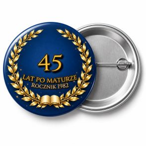 Przypinka 45 Lat po Maturze: przypinka na spotkanie klasowe z napisem 45 lat po maturze oraz polem rocznik (np. Rocznik 1982) – przód i aluminiowy tył z agrafką