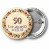 Przypinka 50 Lat Minęło Konfetti: przypinka na spotkanie klasowe z napisem 50 lat minęło oraz polem klasa (np. Klasa 4b) – przód i aluminiowy tył z agrafką
