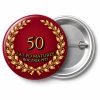 Przypinka 50 Lat po Maturze: przypinka na spotkanie klasowe z napisem 50 lat po maturze oraz polem rocznik (np. Rocznik 1977) – przód i aluminiowy tył z agrafką