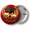 Przypinka Absolwenci Uczelni: przypinka na spotkanie klasowe z napisem Absolwenci oraz polem nazwa uczelni (np. Nazwa uczelni) – przód i aluminiowy tył z agrafką