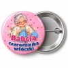 Przypinka Babcia Czarodziejka Włóczki: przypinka na Dzień Babci i Dziadka z napisem Babcia czarodziejka włóczki – przód i aluminiowy tył z agrafką