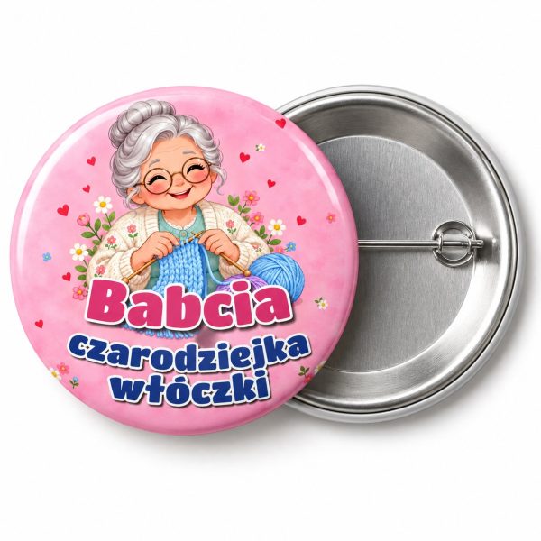 Przypinka Babcia Czarodziejka Włóczki: przypinka na Dzień Babci i Dziadka z napisem Babcia czarodziejka włóczki – przód i aluminiowy tył z agrafką