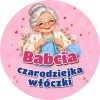 Wzór: Przypinka Babcia Czarodziejka Włóczki – pastelowa grafika z napisem Babcia czarodziejka włóczki