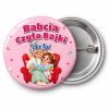 Przypinka Babcia Czyta Bajki: przypinka na Dzień Babci i Dziadka z napisem Babcia Czyta Bajki oraz polem dla kogo (np. dla Igi) – przód i aluminiowy tył z agrafką
