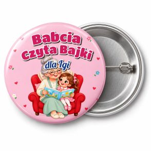 Przypinka Babcia Czyta Bajki: przypinka na Dzień Babci i Dziadka z napisem Babcia Czyta Bajki oraz polem dla kogo (np. dla Igi) – przód i aluminiowy tył z agrafką