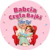 Wzór: Przypinka Babcia Czyta Bajki – napis Babcia Czyta Bajki i pole dla kogo na pastelowej grafice