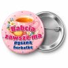 Przypinka Babcia i Pyszna Herbatka: przypinka na Dzień Babci i Dziadka z napisem Babcia zawsze ma pyszną herbatkę – przód i aluminiowy tył z agrafką