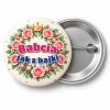 Przypinka Babcia jak z Bajki: przypinka na Dzień Babci i Dziadka z napisem Babcia jak z bajki – przód i aluminiowy tył z agrafką