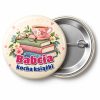 Przypinka Babcia Kocha Książki: przypinka na Dzień Babci i Dziadka z napisem Babcia kocha książki – przód i aluminiowy tył z agrafką