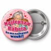 Przypinka Babcia ma Najlepsze Wnuki: przypinka na Dzień Babci i Dziadka z napisem Najlepsza Babcia bo ma najlepsze wnuki! – przód i aluminiowy tył z agrafką