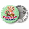 Przypinka Babcia Ma Zielone Palce: przypinka na Dzień Babci i Dziadka z napisem Babcia ma zielone palce – przód i aluminiowy tył z agrafką