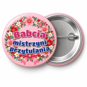 Przypinka Babcia Mistrzyni Przytulania: przypinka na Dzień Babci i Dziadka z napisem Babcia mistrzyni przytulania – przód i aluminiowy tył z agrafką