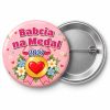 Przypinka Babcia na Medal: przypinka na Dzień Babci i Dziadka z napisem Babcia na Medal oraz polem rok (np. 2027) – przód i aluminiowy tył z agrafką
