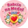 Wzór: Przypinka Babcia na Medal – napis Babcia na Medal i pole rok na pastelowej grafice