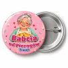 Przypinka Babcia od Pierogów: przypinka na Dzień Babci i Dziadka z napisem Babcia od Pierogów oraz polem imię (np. Wanda) – przód i aluminiowy tył z agrafką