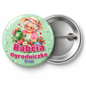Przypinka Babcia Ogrodniczka: przypinka na Dzień Babci i Dziadka z napisem Babcia Ogrodniczka oraz polem imię (np. Irena) – przód i aluminiowy tył z agrafką