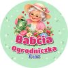 Wzór: Przypinka Babcia Ogrodniczka – napis Babcia Ogrodniczka i pole imię na pastelowej grafice