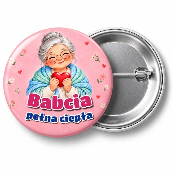 Przypinka Babcia Pełna Ciepła: przypinka na Dzień Babci i Dziadka z napisem Babcia pełna ciepła – przód i aluminiowy tył z agrafką
