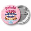 Przypinka Babcia Piecze Najlepsze Ciasta: przypinka na Dzień Babci i Dziadka z napisem Babcia piecze najlepsze ciasta – przód i aluminiowy tył z agrafką
