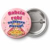 Przypinka Babcia Robi Najlepsze Pierogi: przypinka na Dzień Babci i Dziadka z napisem Babcia robi najlepsze pierogi! – przód i aluminiowy tył z agrafką