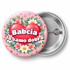 Przypinka Babcia to Samo Dobro: przypinka na Dzień Babci i Dziadka z napisem Babcia to samo dobro – przód i aluminiowy tył z agrafką