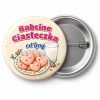 Przypinka Babcine Ciasteczka: przypinka na Dzień Babci i Dziadka z napisem Babcine Ciasteczka oraz polem od kogo (np. od Leny) – przód i aluminiowy tył z agrafką