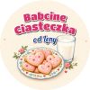 Wzór: Przypinka Babcine Ciasteczka – napis Babcine Ciasteczka i pole od kogo na pastelowej grafice