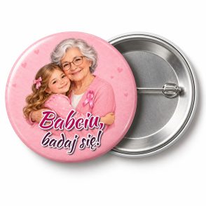 Przypinka Babciu Badaj Się: przypinka na Różowy Październik z napisem Babciu, badaj się! – przód i aluminiowy tył z agrafką