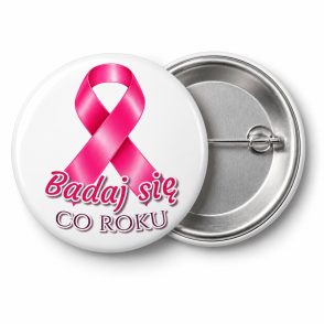 Przypinka Badaj Się Co Roku: przypinka na Różowy Październik z napisem Badaj się co roku – przód i aluminiowy tył z agrafką