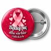 Przypinka Badaj Się dla Siebie i Bliskich: przypinka na Różowy Październik z napisem Badaj się dla siebie i bliskich – przód i aluminiowy tył z agrafką