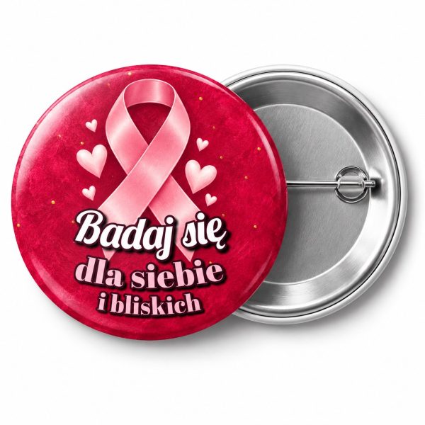 Przypinka Badaj Się dla Siebie i Bliskich: przypinka na Różowy Październik z napisem Badaj się dla siebie i bliskich – przód i aluminiowy tył z agrafką