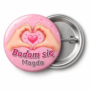 Przypinka Badam Się Imię Serduszko: przypinka na Różowy Październik z napisem Badam się oraz polem imię (np. Magda) – przód i aluminiowy tył z agrafką