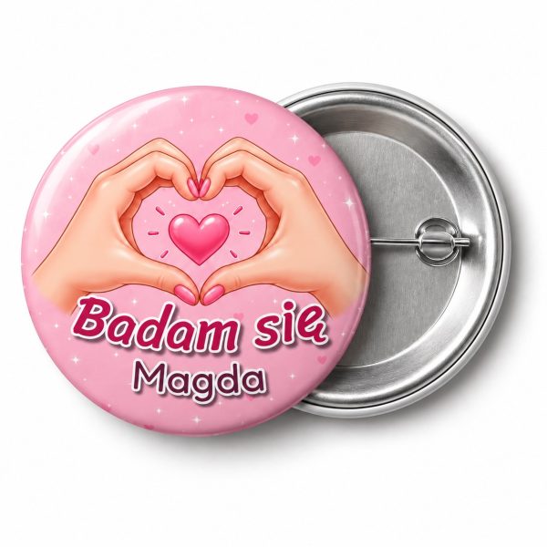 Przypinka Badam Się Imię Serduszko: przypinka na Różowy Październik z napisem Badam się oraz polem imię (np. Magda) – przód i aluminiowy tył z agrafką