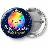 Przypinka Bądź Sobą Bądź Kropką: przypinka na Dzień Kropki z napisem Bądź sobą, bądź kropką! – przód i aluminiowy tył z agrafką
