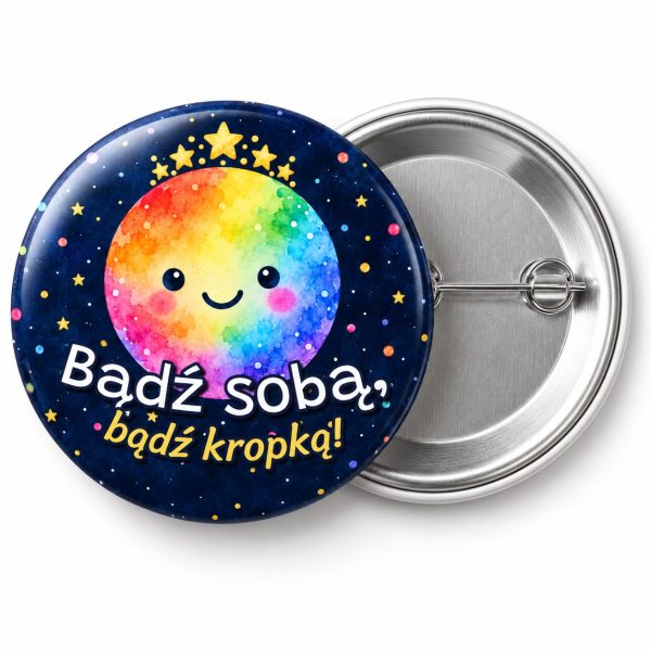 Przypinka Bądź Sobą Bądź Kropką: przypinka na Dzień Kropki z napisem Bądź sobą, bądź kropką! – przód i aluminiowy tył z agrafką